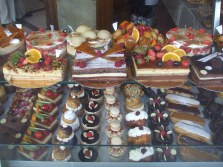 Vitrine_de_la_pâtisserie_L._Bourbon_à_Brive-la-Gaillarde,_France